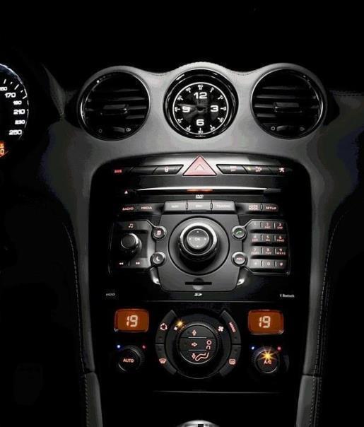 Cockpit des RCZ: Über die SOS- sowie die kleine Löwen-Taste lässt sich im Not- bzw. Pannenfall Hilfe aktivieren. Foto: Peugeot/auto-reporter.net